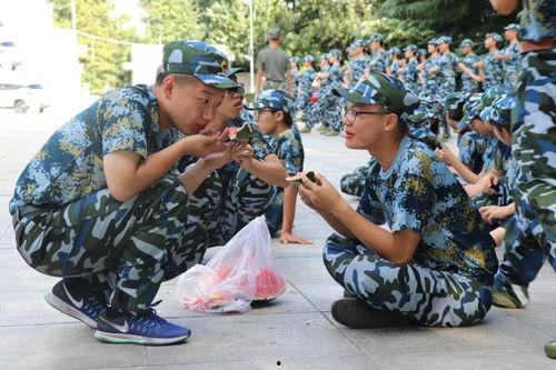 军人吃瓜看戏,军人吃瓜看戏，乐在其中