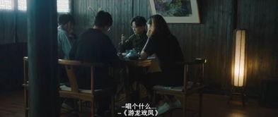 吃瓜喝酒看戏,吃瓜、喝酒、看戏，尽享人间烟火气