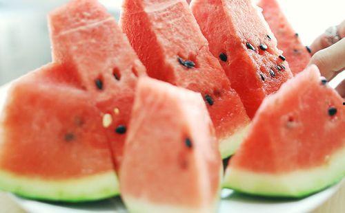 画吃冰瓜,画中吃冰瓜的惬意时光