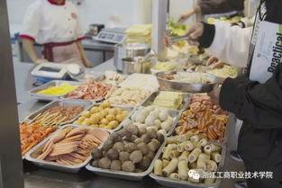 陕工商食堂吃瓜,瓜果飘香，美食共享的欢乐时光