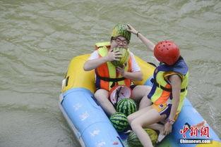 平江情侣吃瓜,共享夏日悠闲时光