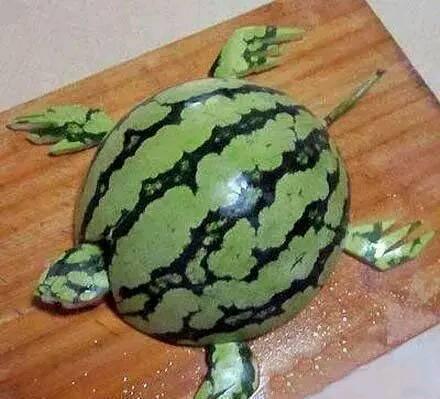 吃梨瓜搞笑女,笑果连连，欢乐满溢